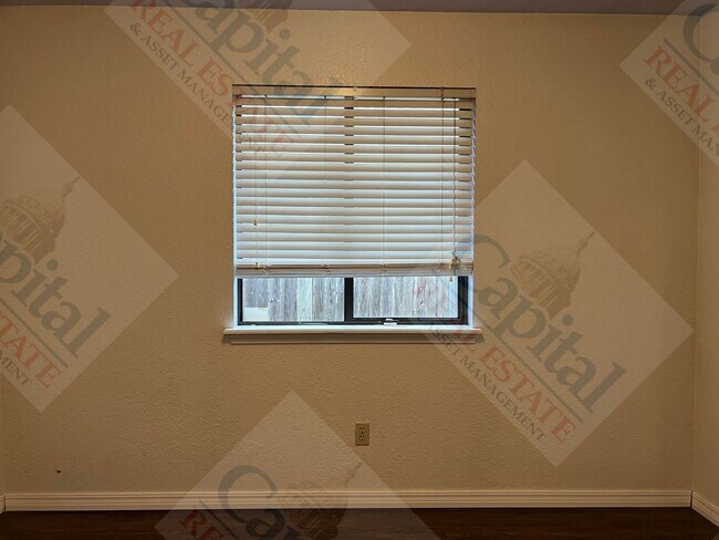 Building Photo - Charming 3 Bedroom
