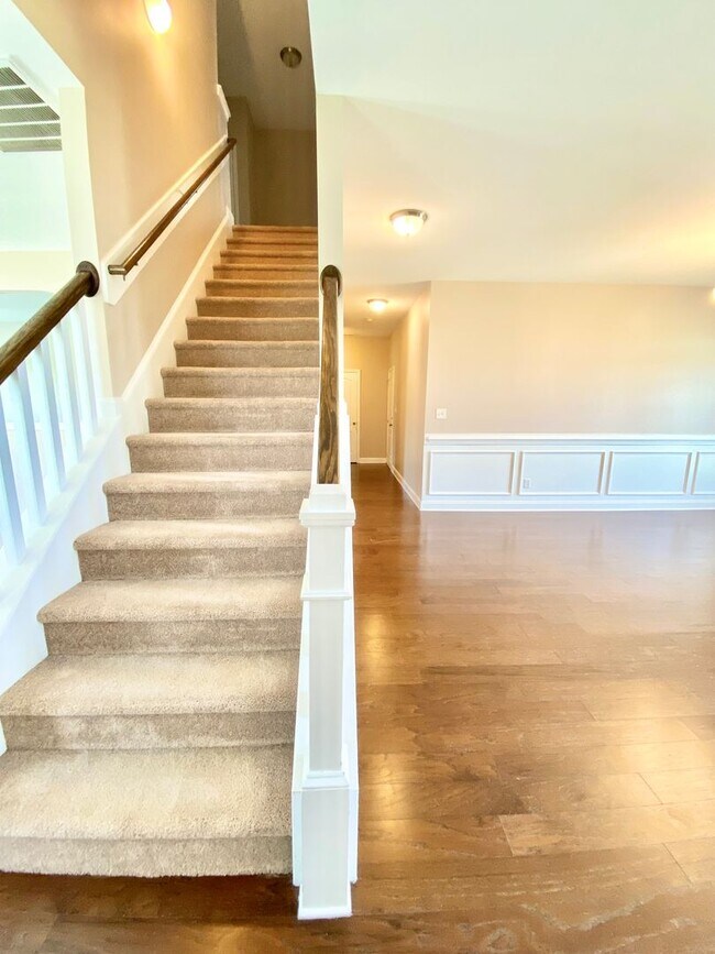 Building Photo - Huge 6 Bedroom Home In The Bluffs On The New River