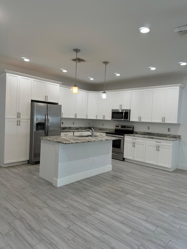 Building Photo - 1031 Mango Dr