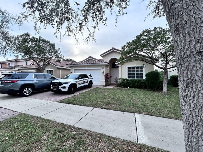 Primary Photo - 2820 SW Butterfly Ln
