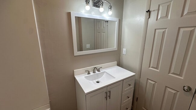 Building Photo - $1050 - 3 bed 1 bath - Single Family Home ...