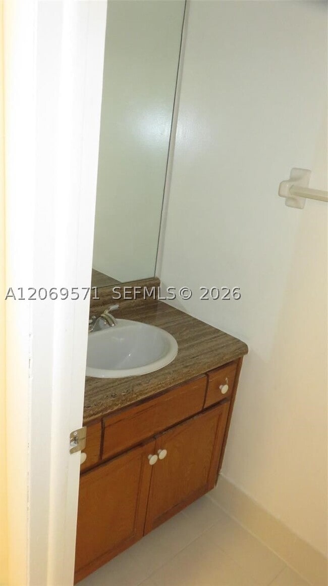 Building Photo - 3720 Inverrary Dr