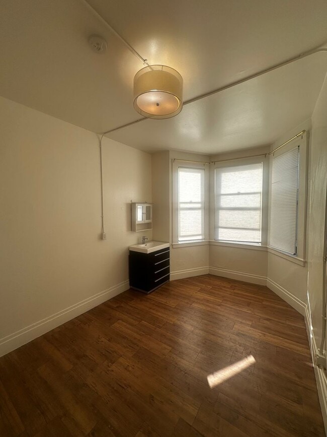 Building Photo - 205 9th St