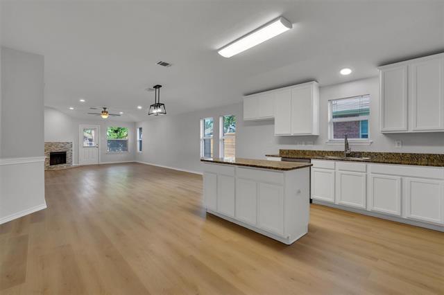 Building Photo - 712 Riverhead Dr