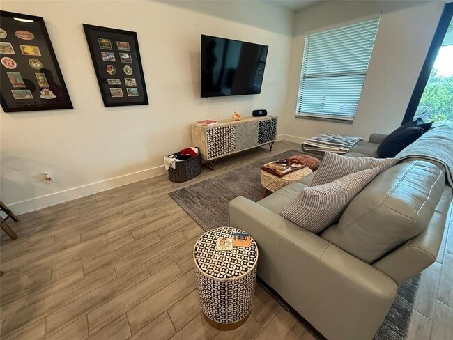 Building Photo - 2301 Magdalina Dr