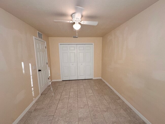 Building Photo - 531 SE 5th Pl