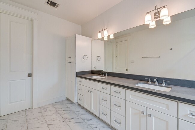 Building Photo - 2721 Oakwood Crst Ln