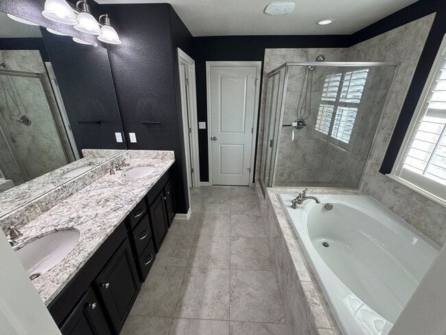 Building Photo - Beautiful spacious home in a lovely quiet ...