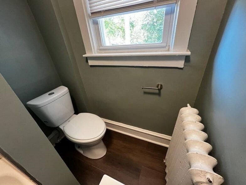 Building Photo - 222 Lewis Ave