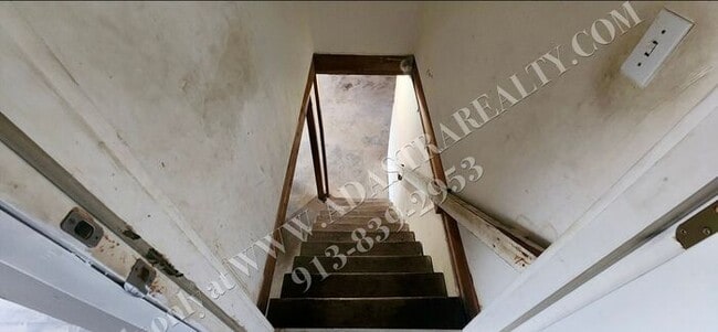 Building Photo - Cozy 2 Bed 1 Bath Duplex in KCK-Available NOW!!