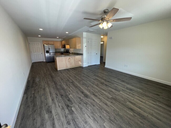 Building Photo - Available NOW! 2BD 1 BA Duplex in Super Convenient Location
