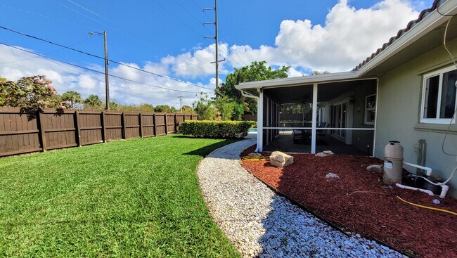 Building Photo - 949 W Royal Palm Rd