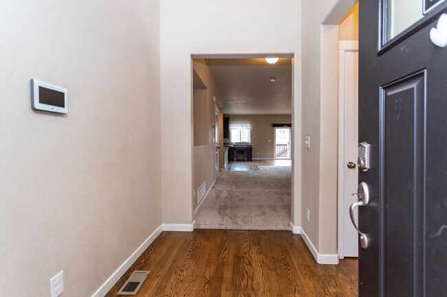 Building Photo - Beautiful Home with Stunning Views!