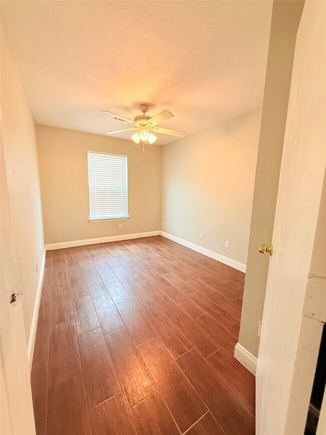 Building Photo - 320 Willowick St