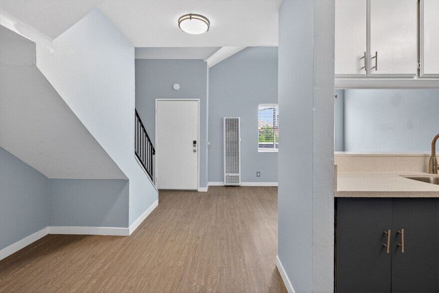 Building Photo - 533 E 11th St