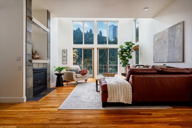 Building Photo - 852 SW Broadway Dr