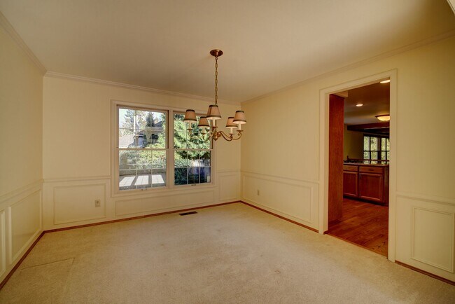 Building Photo - 5Bd/2.5Ba Bellevue Home