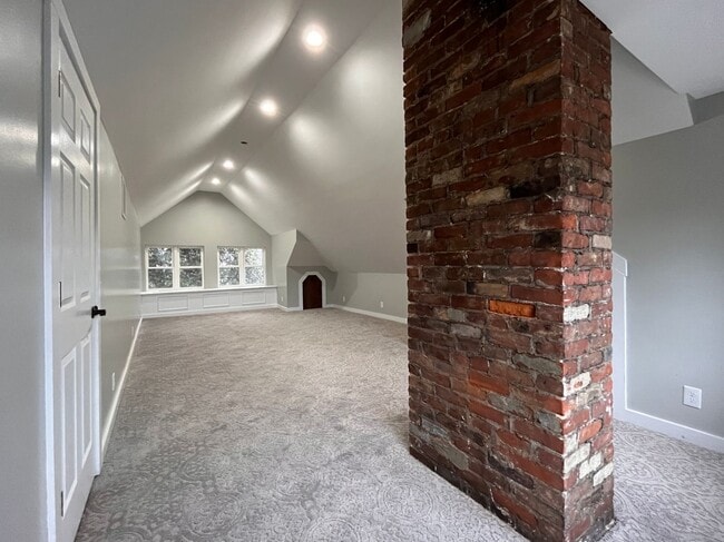 Building Photo - Four Bedroom Historic Clifton Gem!
