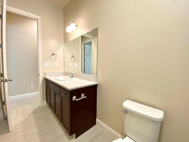 Building Photo - $2,495 Leonard & Ashlan, 3 Bedroom Home - ...