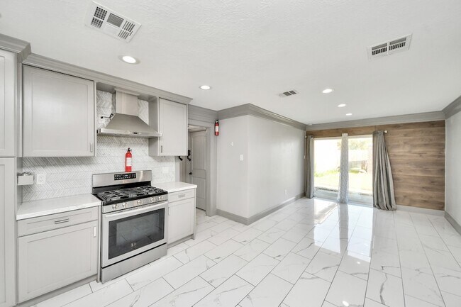 Building Photo - 4503 Hollybrook Ln