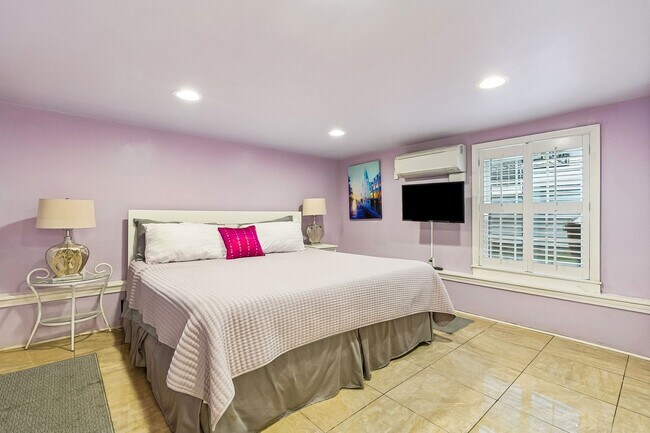 Building Photo - 3BD/3BA Unit on Corner Lot in Treme