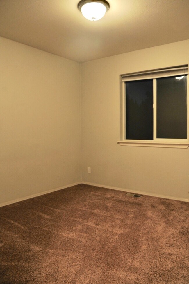 Building Photo - 4 bed 3 bath home with second living room