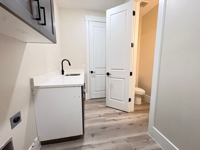 Building Photo - Solar Home For RENT!!!