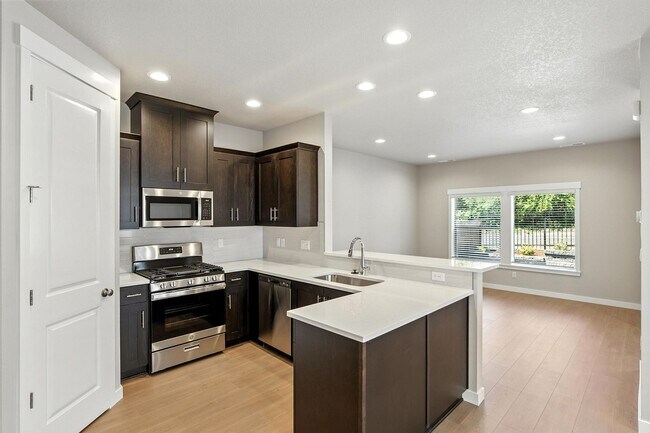 Building Photo - Brand New Townhome in Pleasant Valley Vill...