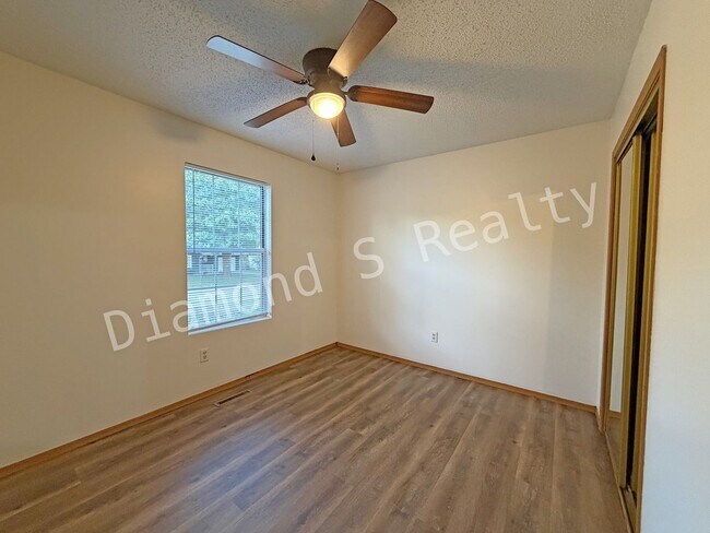 Building Photo - 3 Bed / 1.5 Bath Home - Great South Spring...