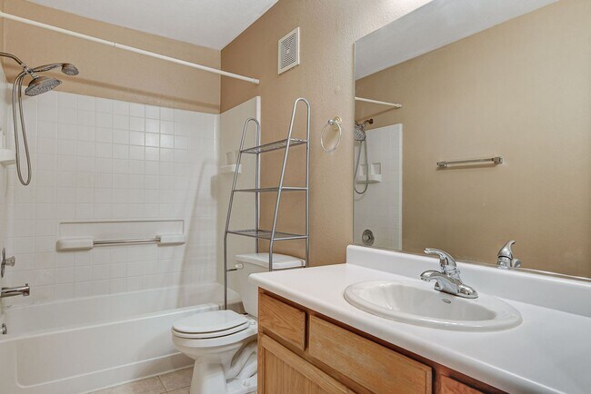 Building Photo - Spacious Townhome w/large yard! Near Summe...