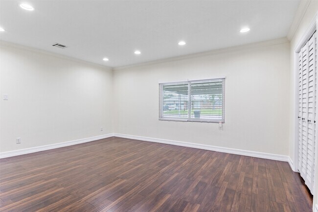 Building Photo - 1918 Crestdale Dr