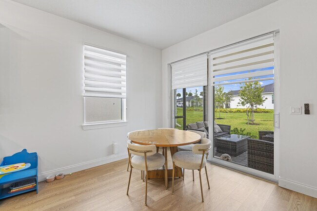 Building Photo - 8906 Dahlia Cir