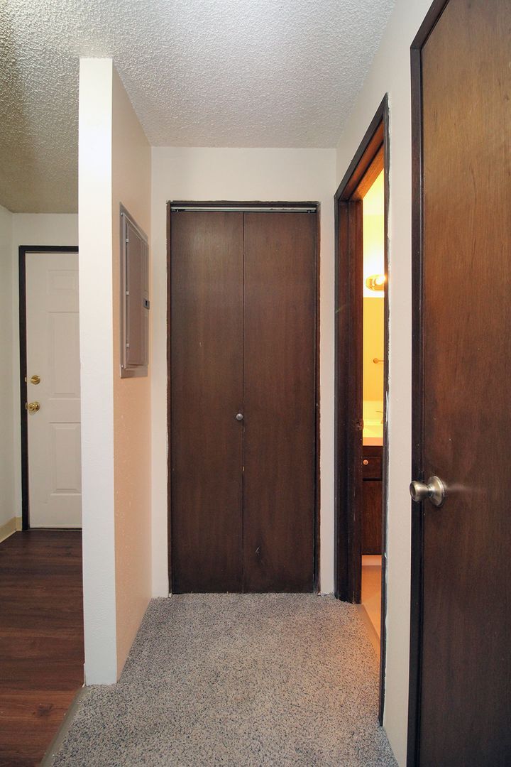 Building Photo - 5704 SW Beaverton Hillsdale Hwy