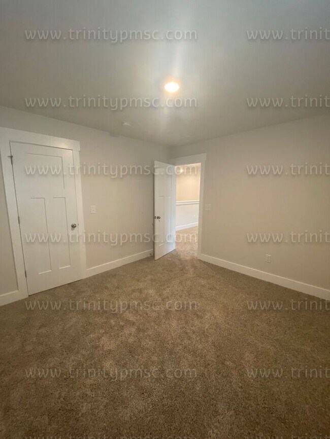 Building Photo - Gorgeous 4/2.5 waiting for you!