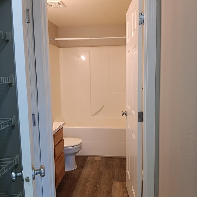 Building Photo - Relax and Enjoy Your Next Home in Monouth!