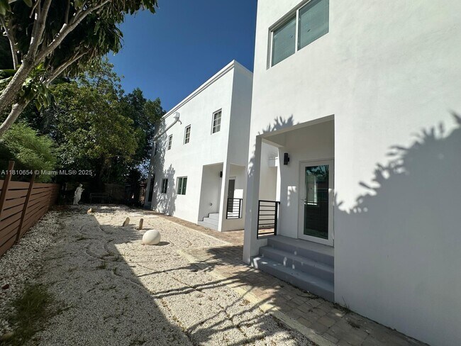 Building Photo - 3300 NW 19th Ave
