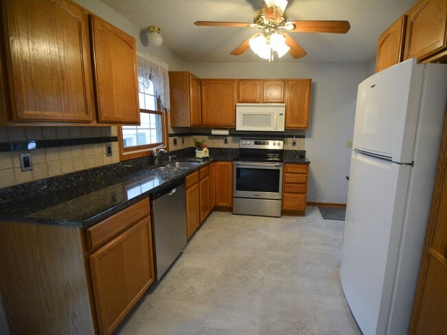 Building Photo - Move-In Ready 2 Bed 1 Bath With Large Yard...