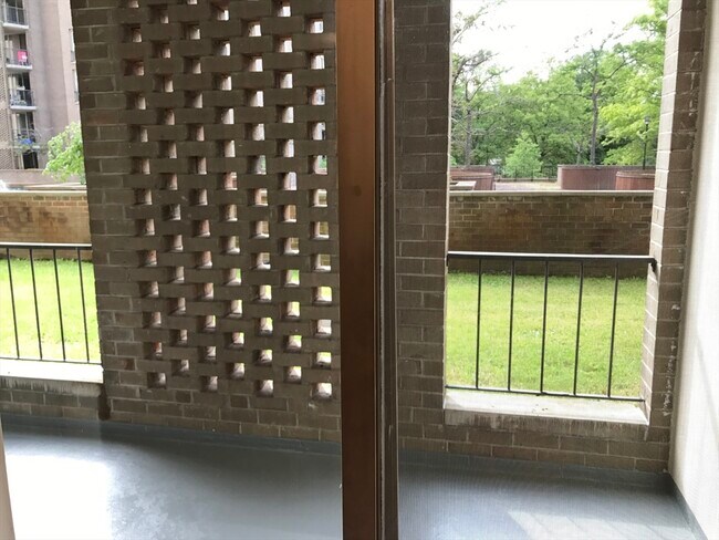 Building Photo - 33 Pond Ave