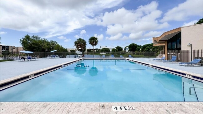 Building Photo - 8889 Fontainebleau Blvd