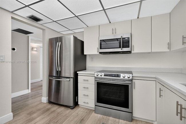 Building Photo - 18151 NE 31st Ct