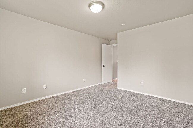 Building Photo - Prime SE Boise 3bd/2ba Townhome with 2-Car Garage
