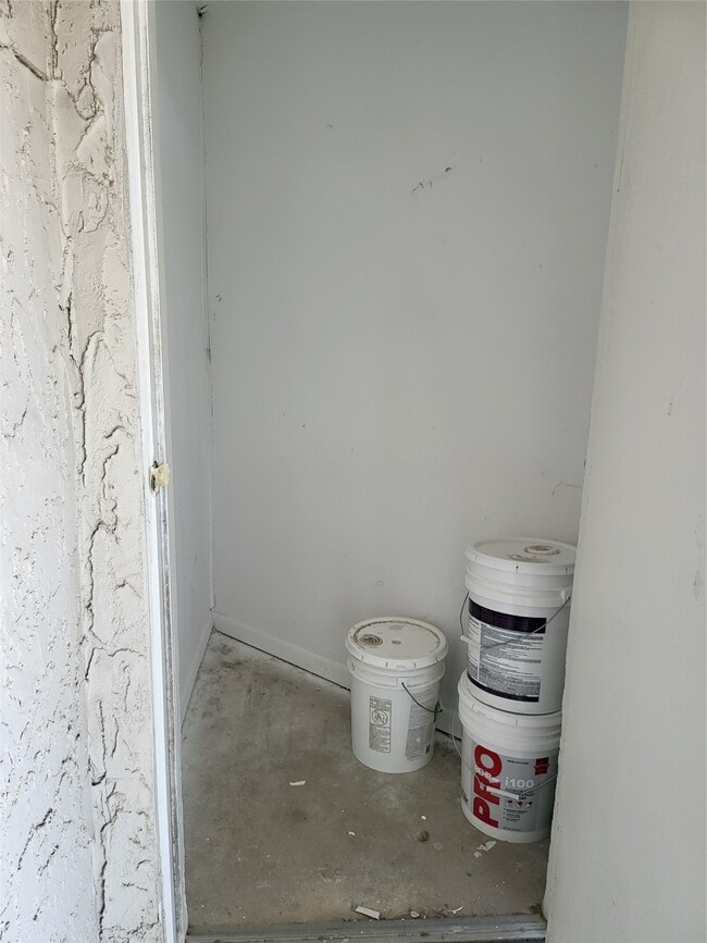 Building Photo - 2818 S Bartell Dr