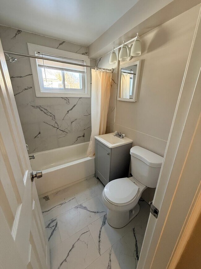 Building Photo - 2Bedroom apt for rent