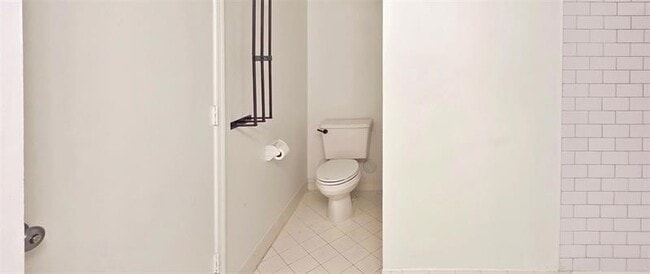 Building Photo - 1350 SE 3rd Ave