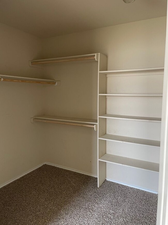 Building Photo - Application Received! 3 bed, 2 bath with B...