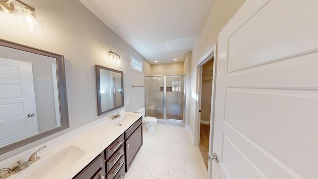 Building Photo - 3 bedrooms almost brand new house