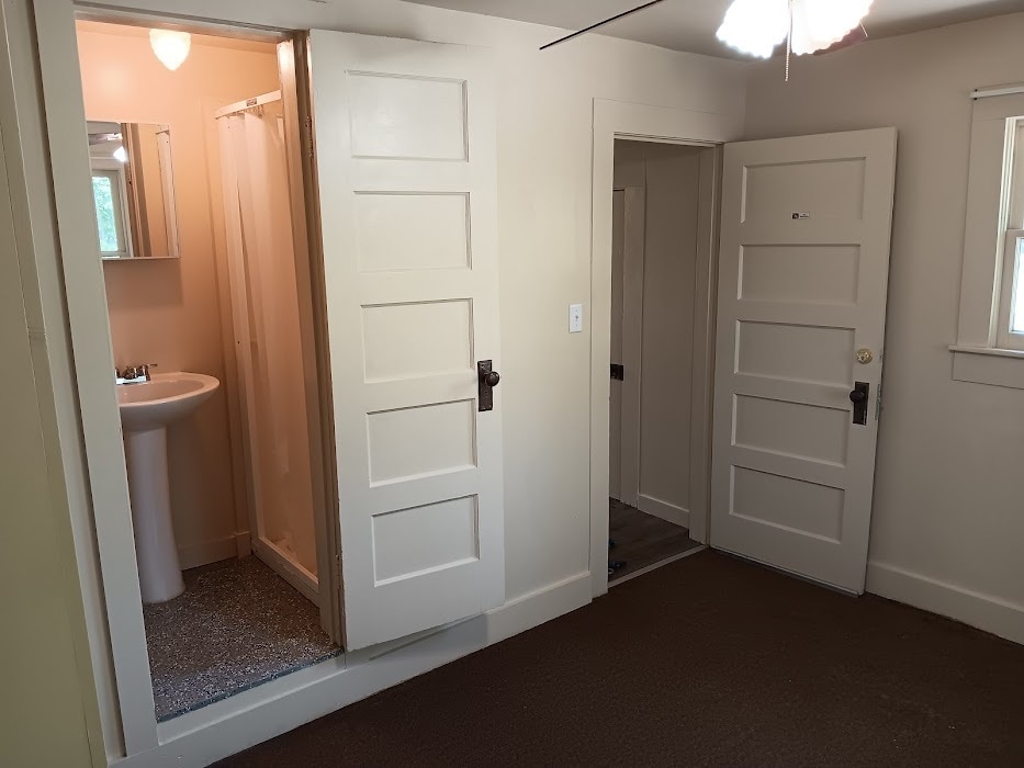 Building Photo - 112 E Nelson St