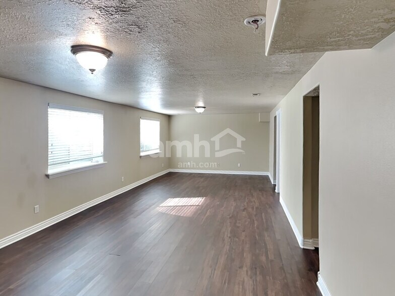 Building Photo - 1403 E 820 S
