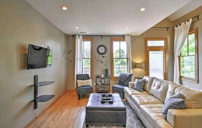 Living room - 692 Kirkwood Ave SE