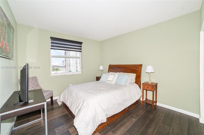 Building Photo - 17150 N Bay Rd